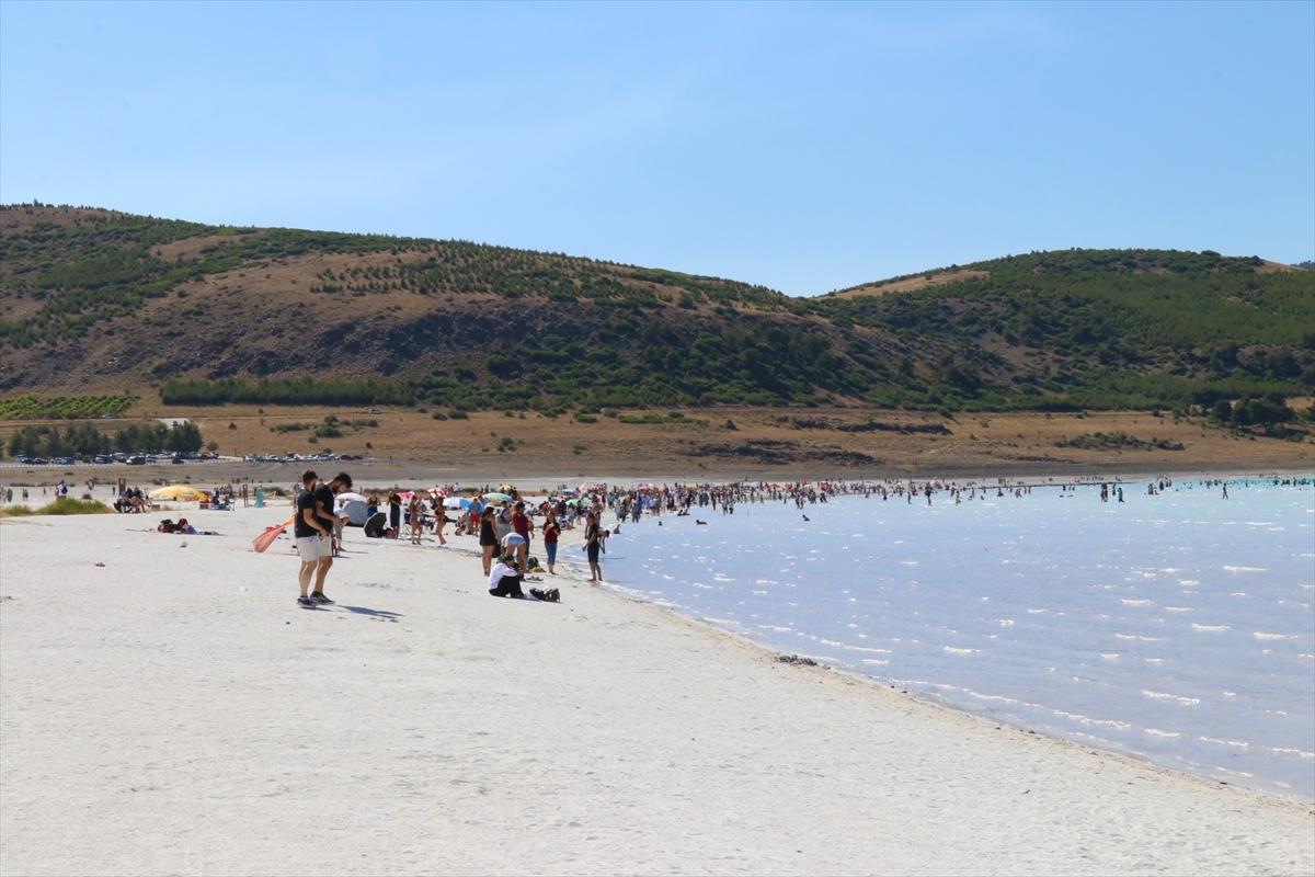 Salda Gölü'nde bayram tatili yoğunluğu