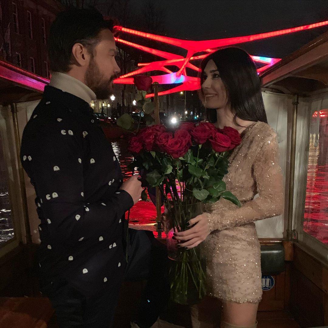 Burcu Kıratlı, Sinan Akçıl'ı öpücüklere boğdu