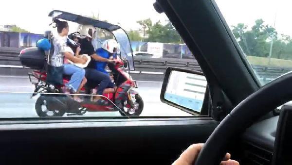 Avcılar'da motosiklete 4 kişi bindiler