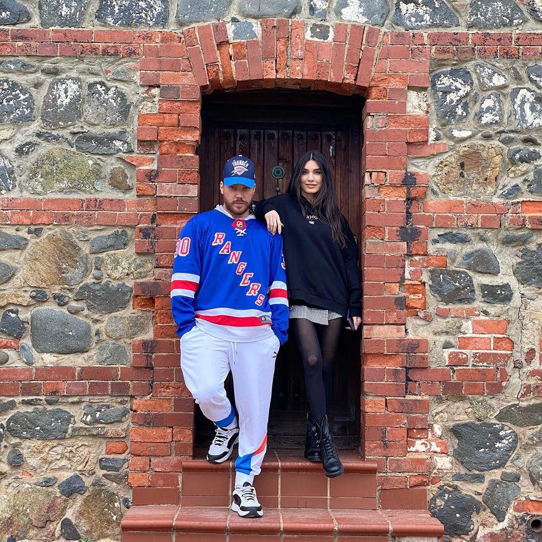 Burcu Kıratlı, Sinan Akçıl'ı öpücüklere boğdu