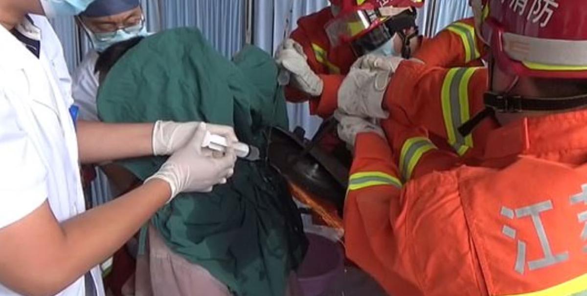 Çin'de demir saplanan inşaat işçisi ölümden döndü