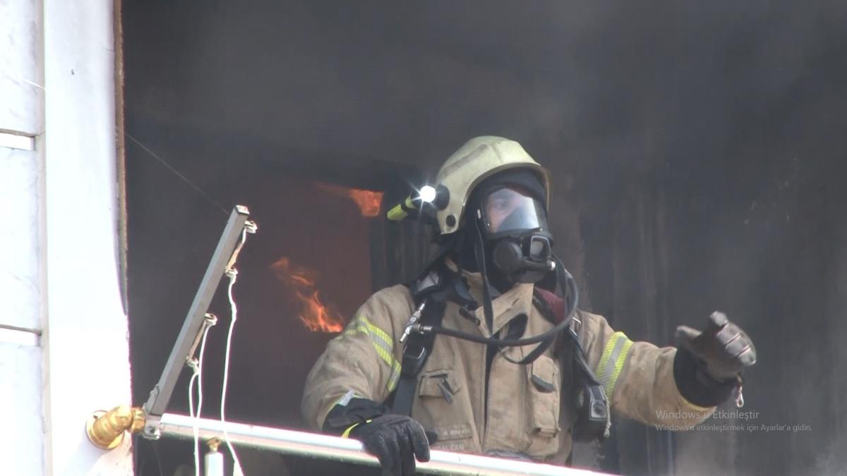 Esenyurt'ta 4 katlı binada yangın