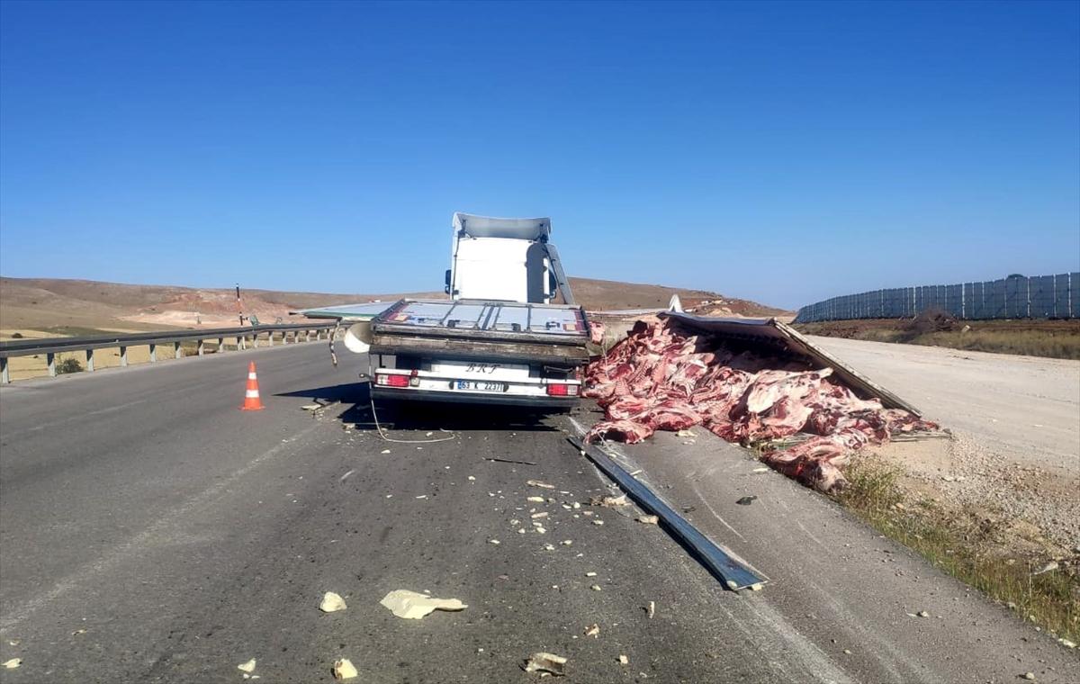 Sivas'ta tırdaki etler yola döküldü