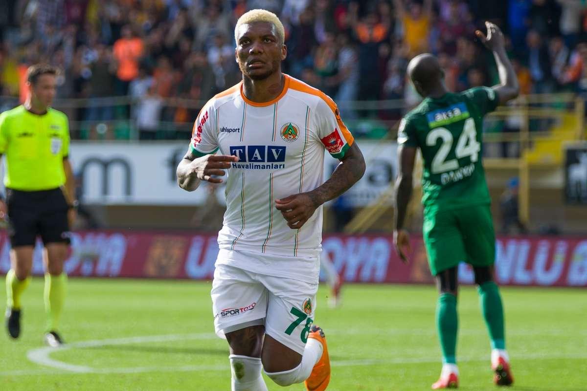 Beşiktaş ve Başakşehir, Fernandes'le ilgileniyor