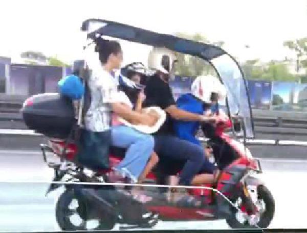 Avcılar'da motosiklete 4 kişi bindiler