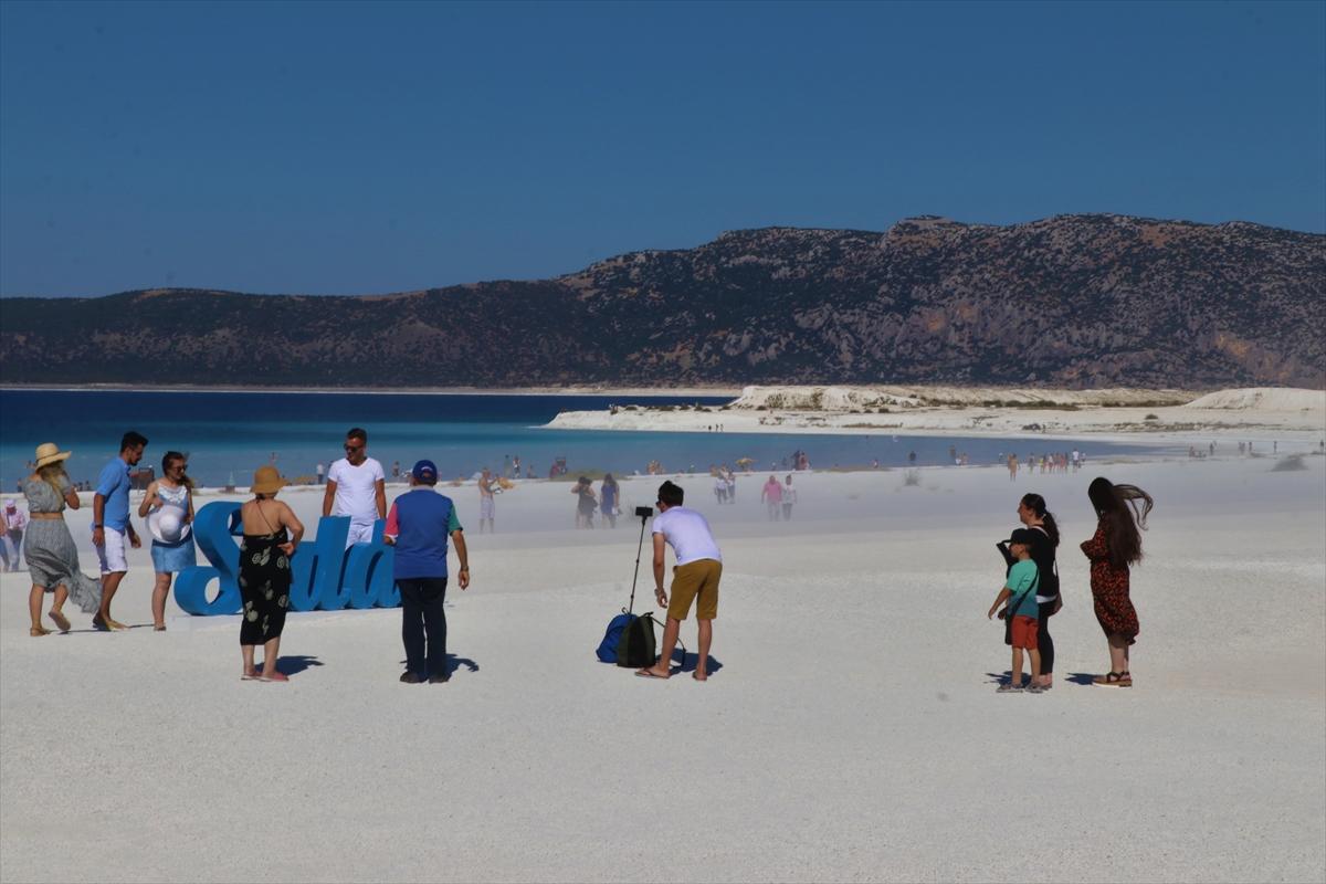 Salda Gölü'nde bayram tatili yoğunluğu