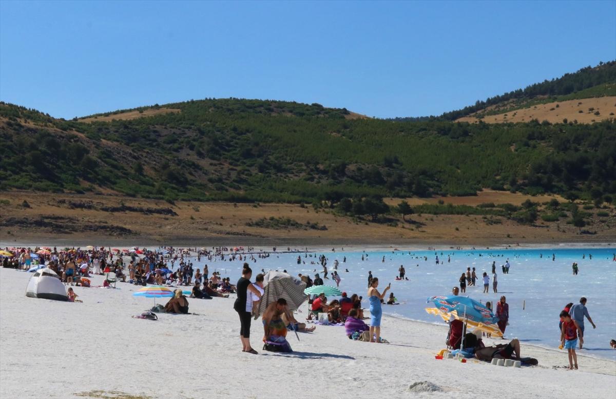 Salda Gölü'nde bayram tatili yoğunluğu