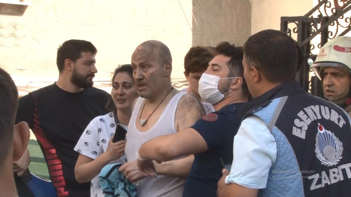 Esenyurt'ta 4 katlı binada yangın