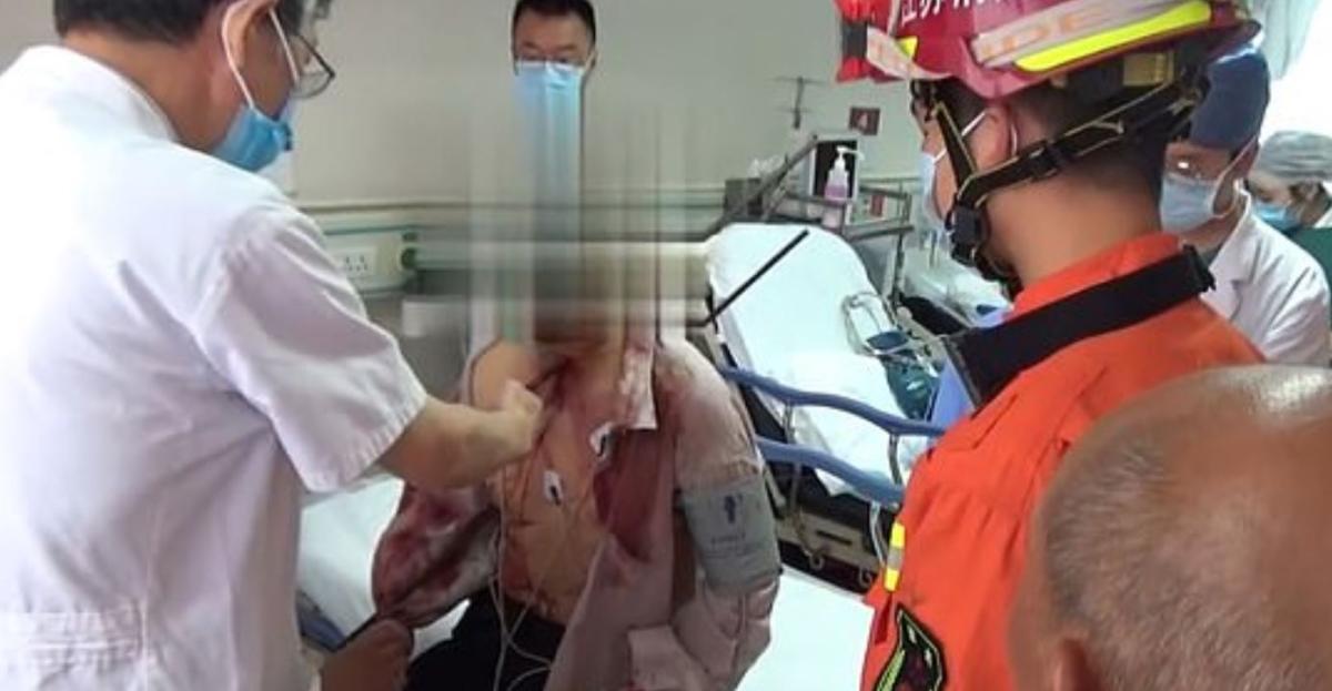 Çin'de demir saplanan inşaat işçisi ölümden döndü