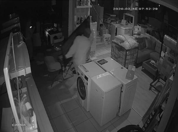 Sultanbeyli'de 50 bin liralık hırsızlık kamerada