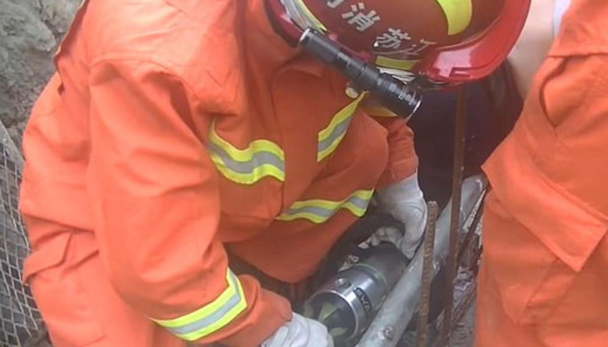 Çin'de demir saplanan inşaat işçisi ölümden döndü