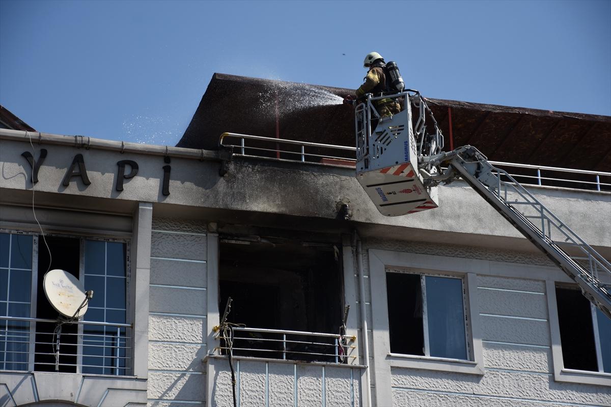 Esenyurt'ta 4 katlı binada yangın