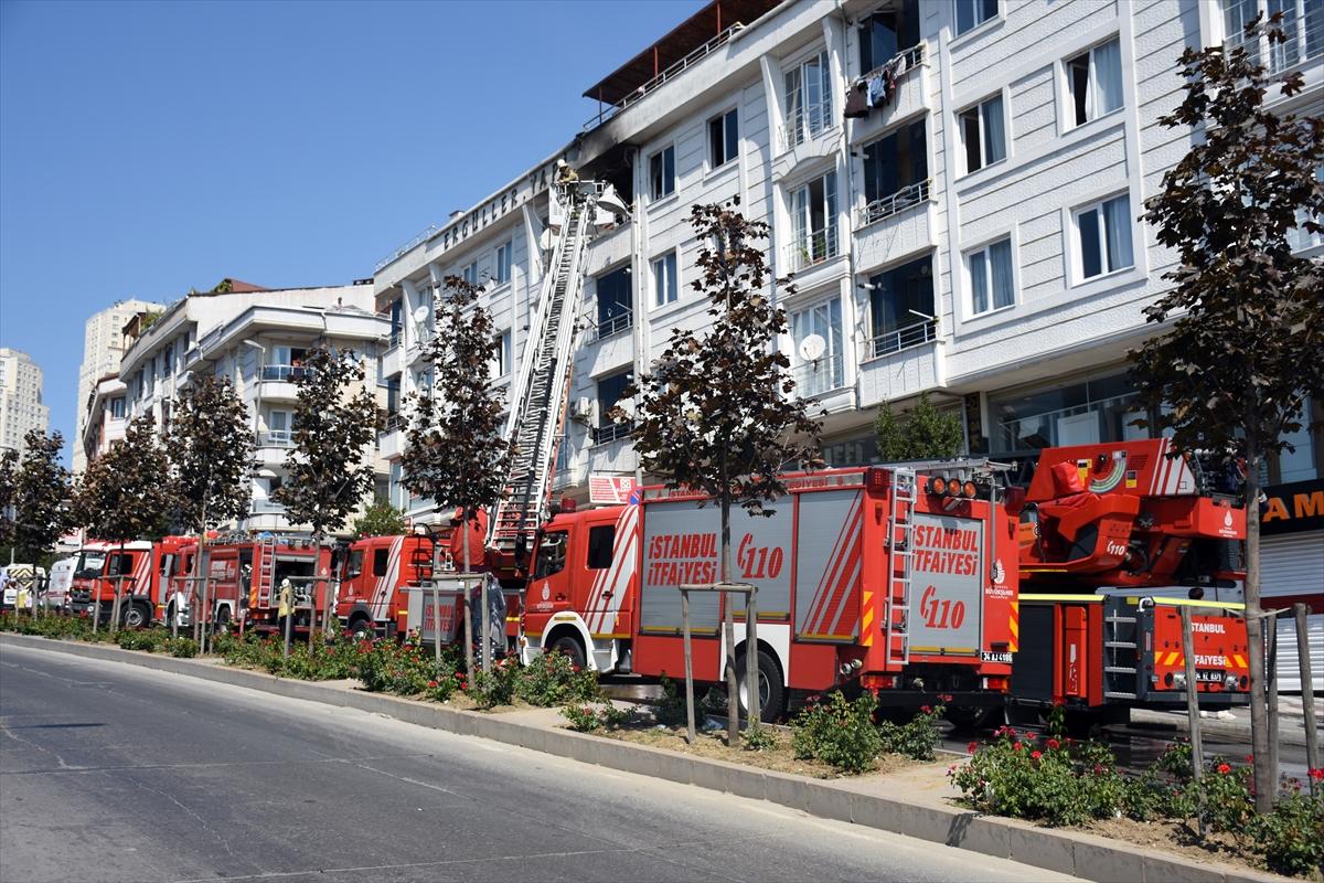 Esenyurt'ta 4 katlı binada yangın