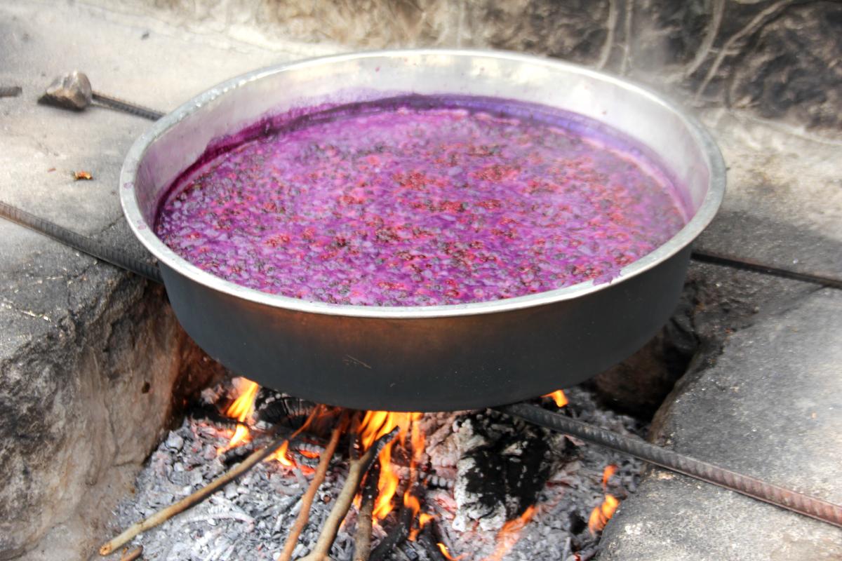 Urmu dut pekmezinin kilosu 300 TL’ye satılıyor