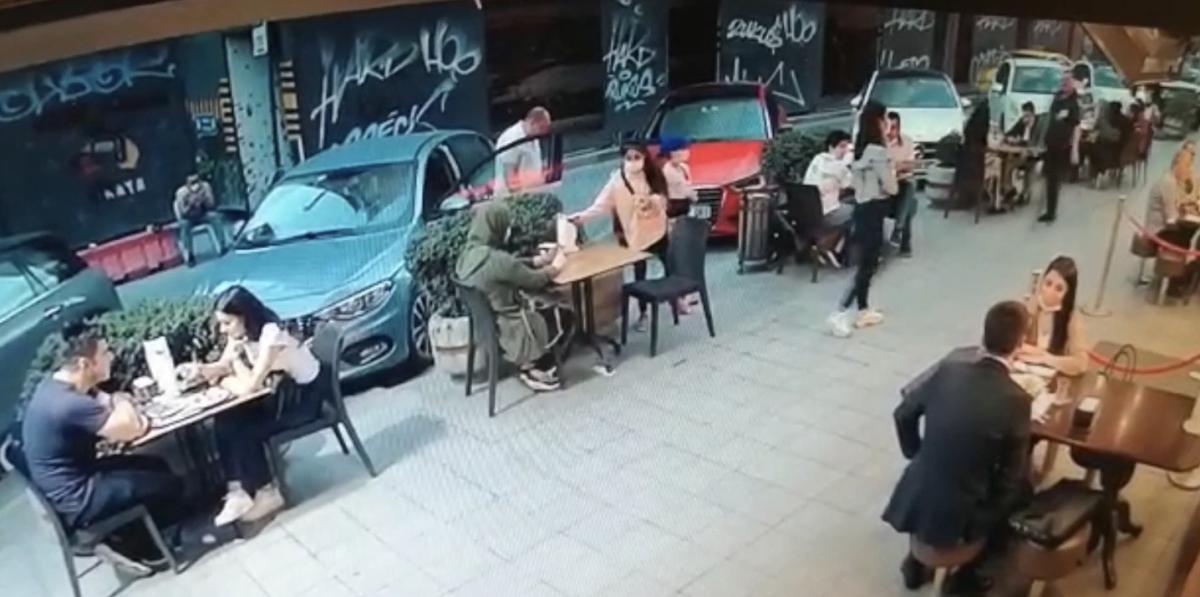 Karaköy'deki baklavacıda çanta hırsızlığı kamerada