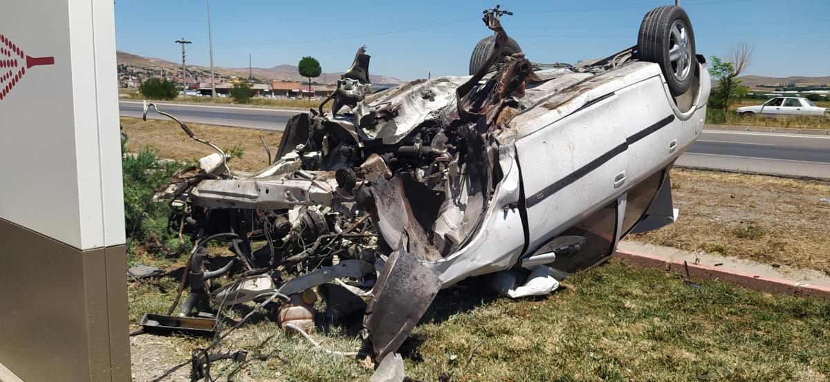 Sivas'ta otomobil takla attı: 3 yaralı