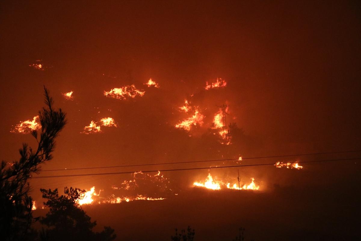 İzmir'de tahliye edilen bir bina yandı