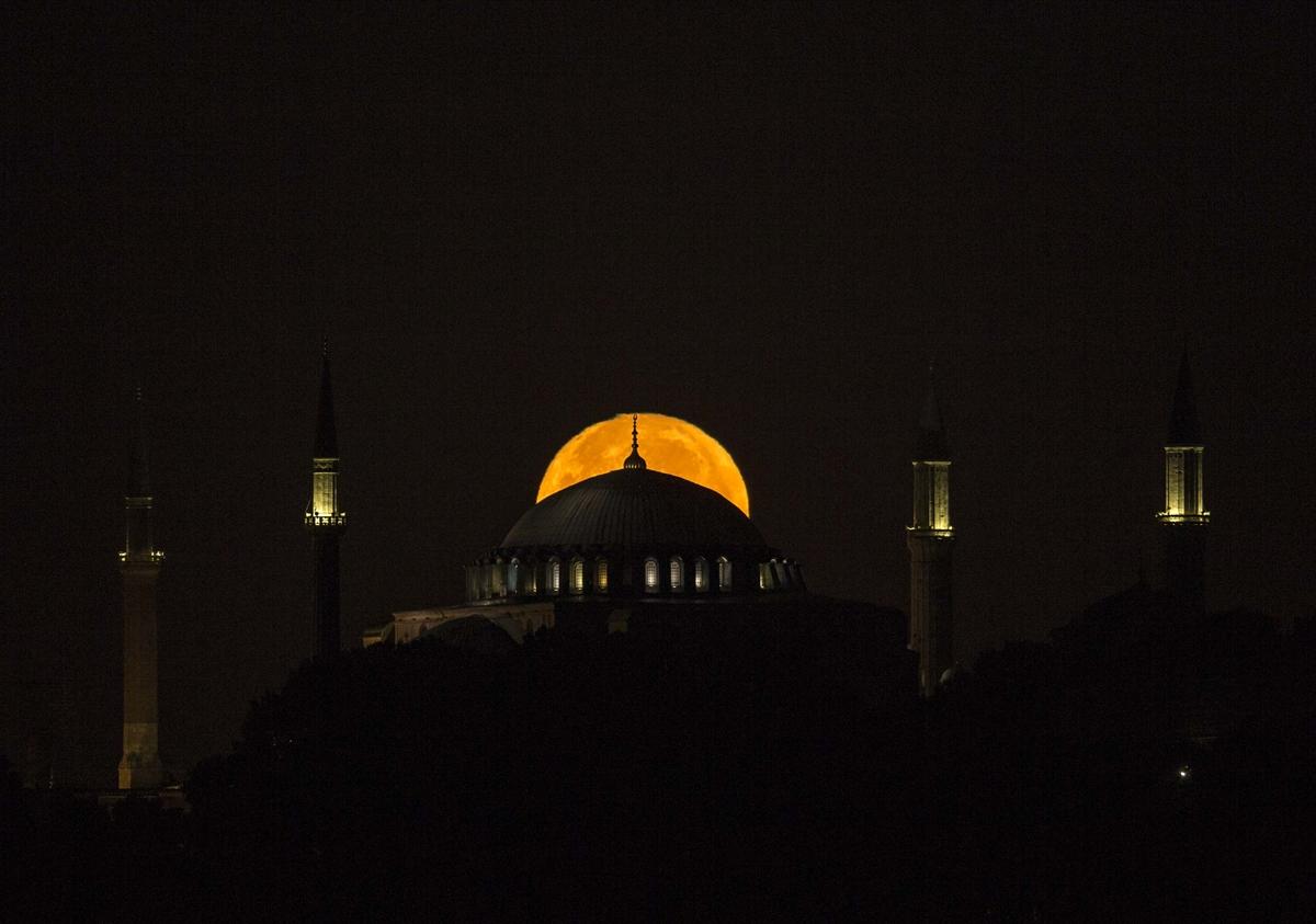 Ayasofya'da dolunay manzarası