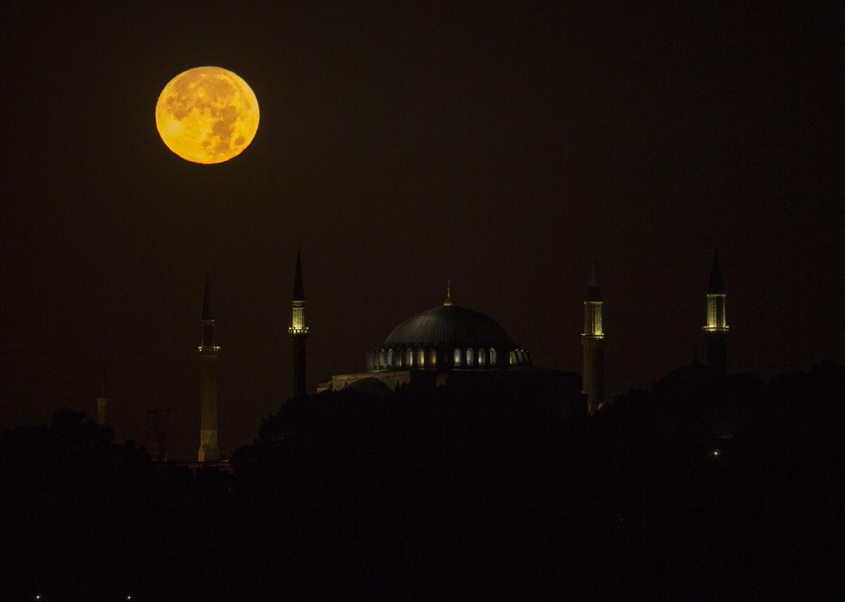 Ayasofya'da dolunay manzarası