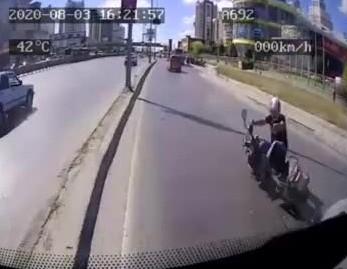 Esenyurt'ta halk otobüsü kaza yapmamak için refüje çıktı