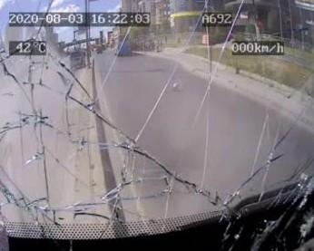 Esenyurt'ta halk otobüsü kaza yapmamak için refüje çıktı