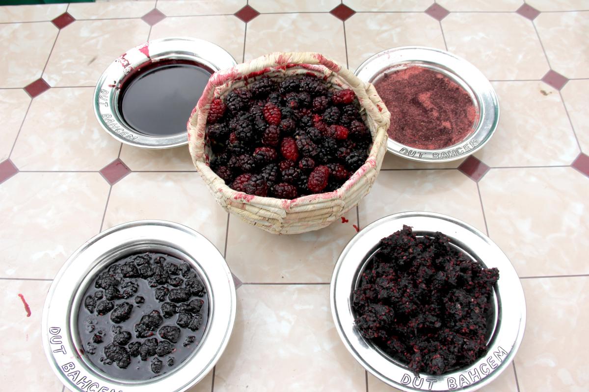 Urmu dut pekmezinin kilosu 300 TL’ye satılıyor