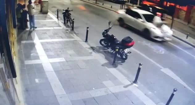 Zeytinburnu'nda aracın ön kaputunda seyahat etti