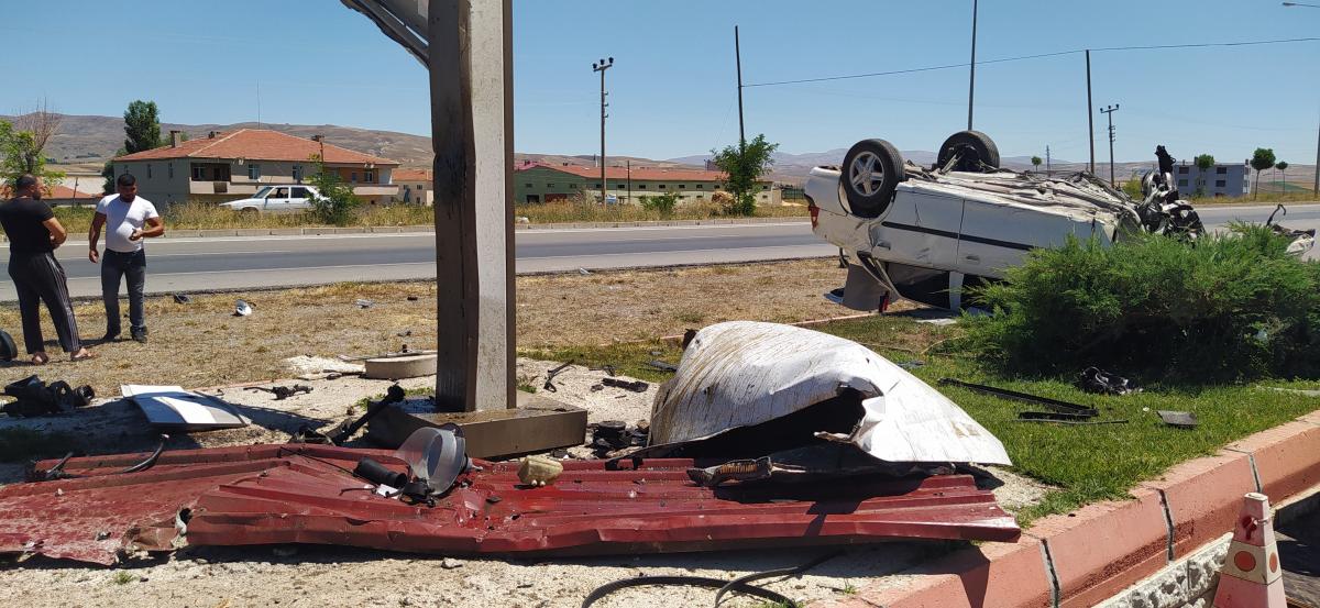 Sivas'ta otomobil takla attı: 3 yaralı