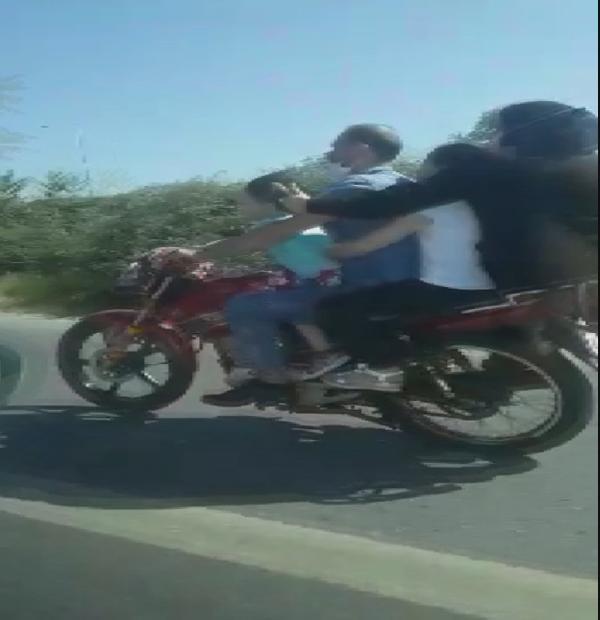TEM'de 4 kişilik ailenin tehlikeli motosiklet yolculuğu