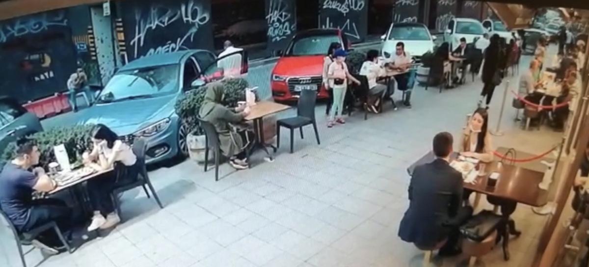 Karaköy'deki baklavacıda çanta hırsızlığı kamerada