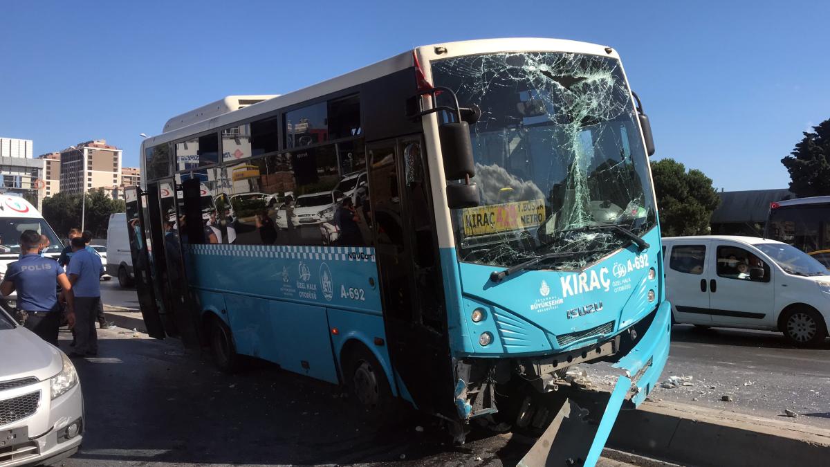 Esenyurt'ta halk otobüsü kaza yapmamak için refüje çıktı