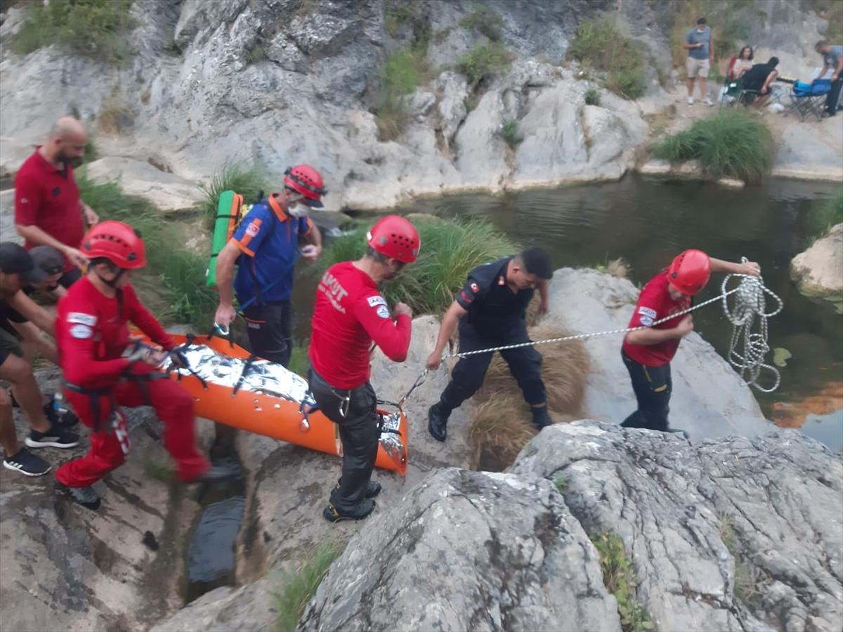 Kocaeli'de kayalıktan düşen kadın kurtarıldı