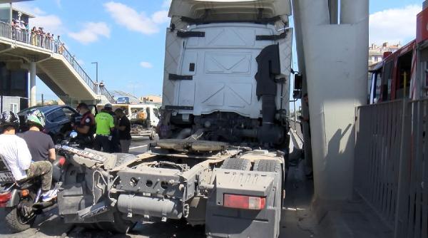 Avcılar'da trafiği kilitleyen kaza: 4 yaralı