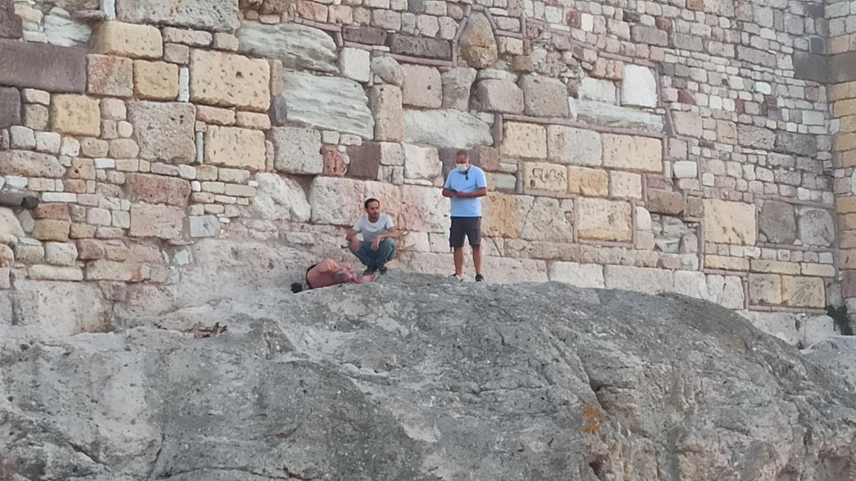 Bayrak uğruna Foça Kalesi'ne tırmandı, mahsur kaldı