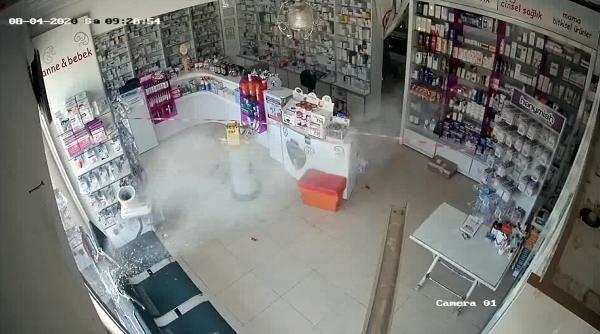 Antalya'da, eczaneye pompalı tüfekle saldırdı