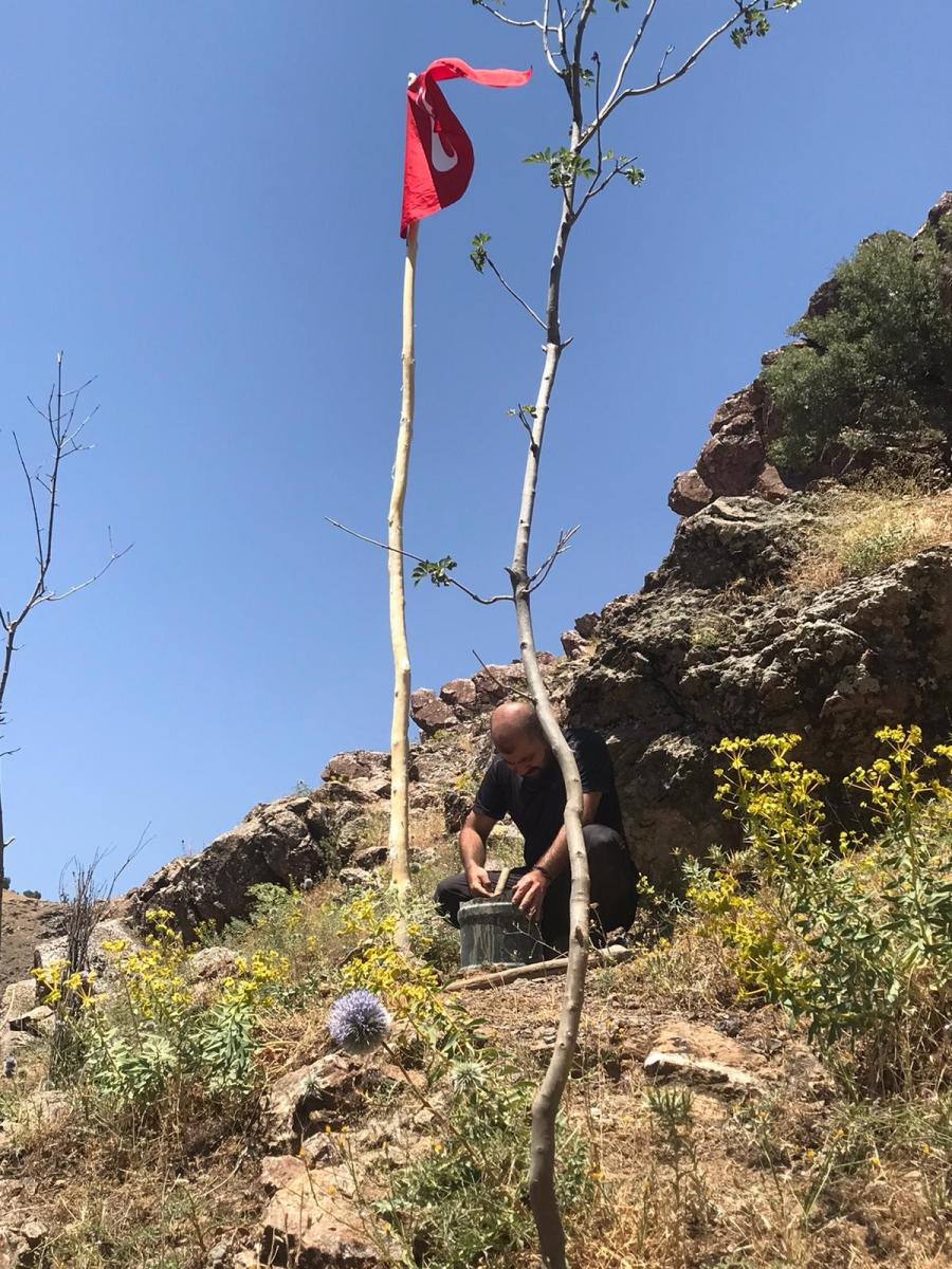 Batman'da memleketine döndü, köyünü bayraklarla donattı