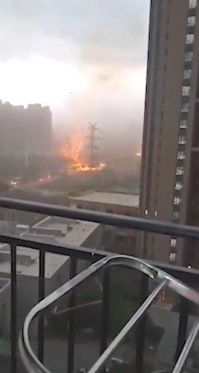 Çin'de, gökdelene yıldırım düştü