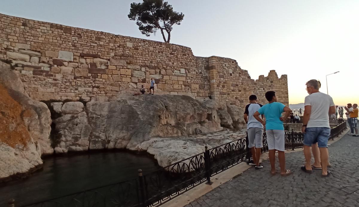 Bayrak uğruna Foça Kalesi'ne tırmandı, mahsur kaldı