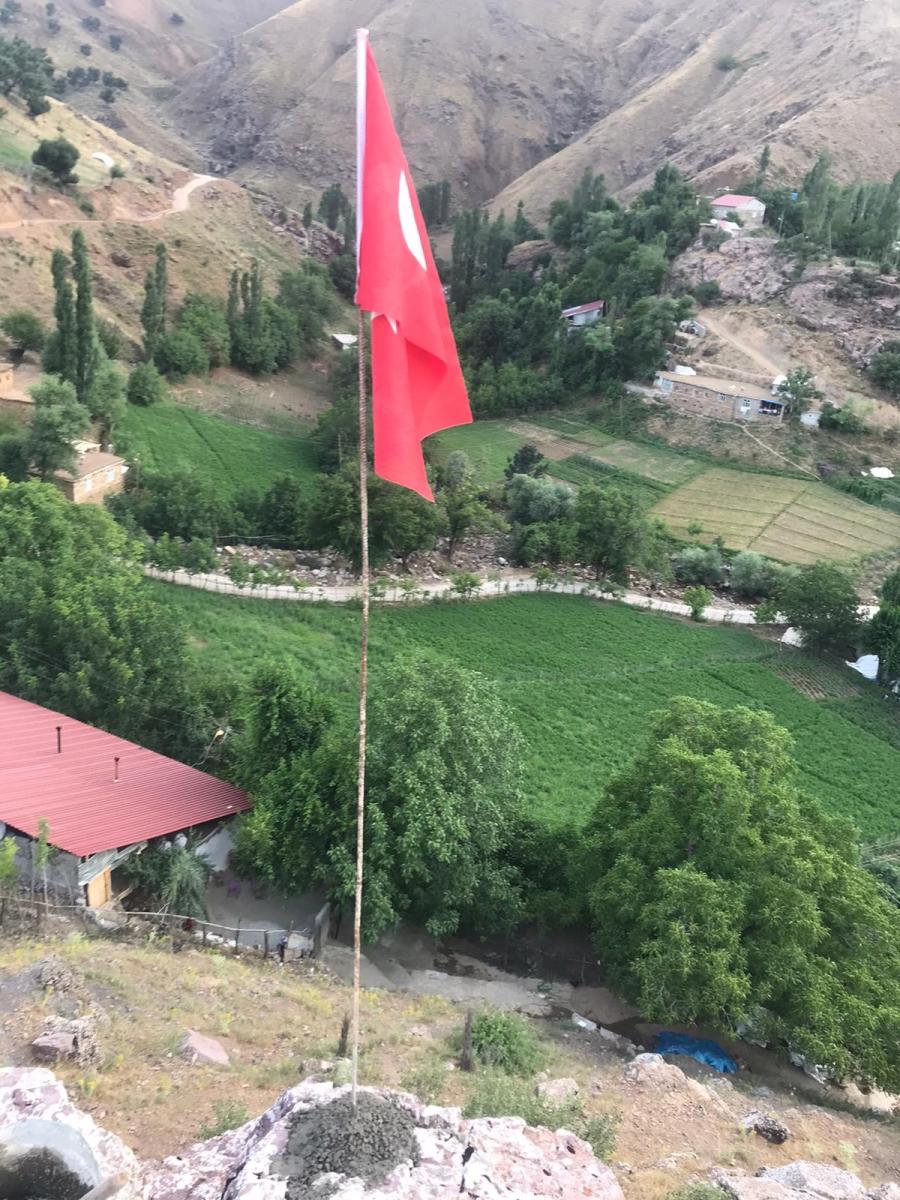 Batman'da memleketine döndü, köyünü bayraklarla donattı