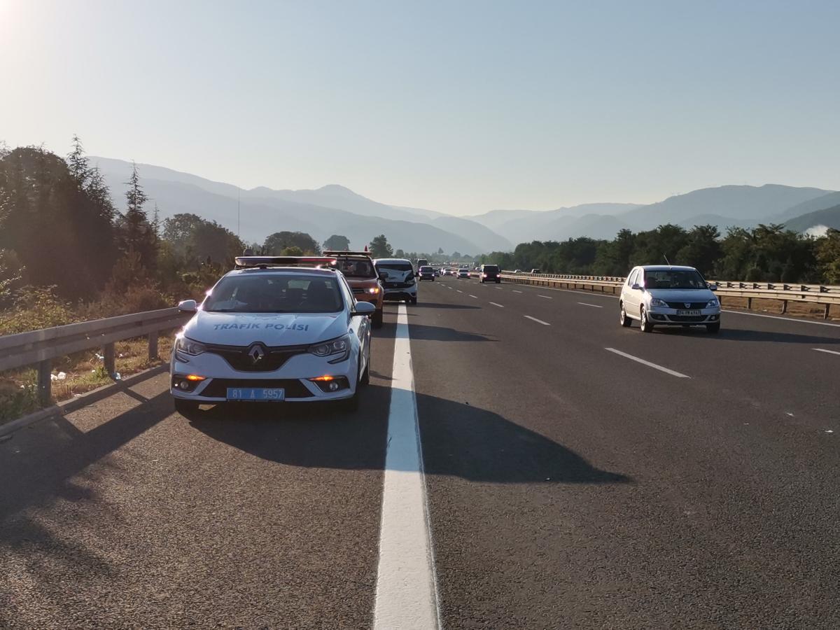 TEM'de hafif ticari araç ile tır çarpıştı: 3 yaralı