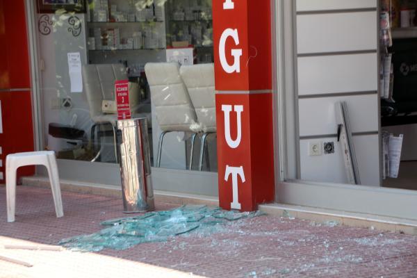 Antalya'da, eczaneye pompalı tüfekle saldırdı