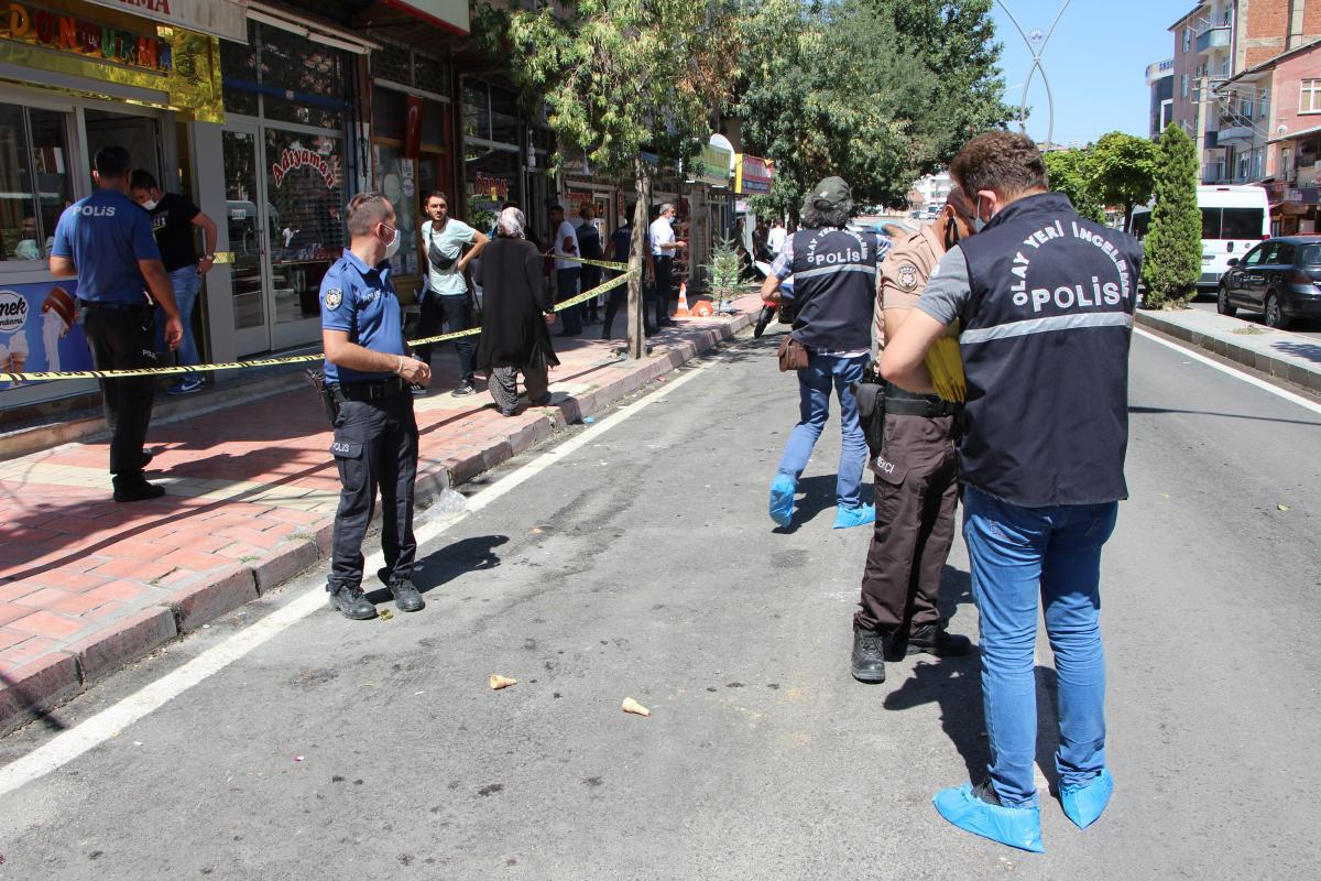 Elazığ’da müşterilerin gözü önünde cinayet işledi