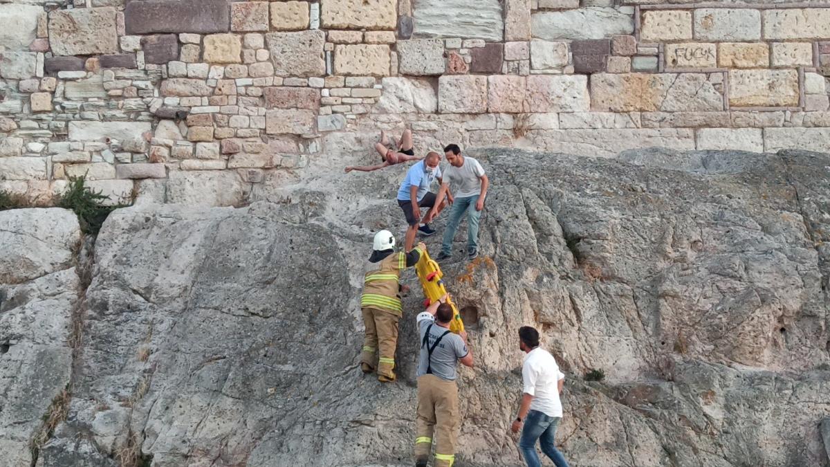Bayrak uğruna Foça Kalesi'ne tırmandı, mahsur kaldı