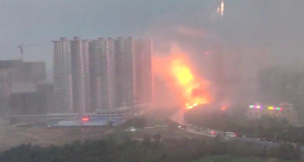 Çin'de, gökdelene yıldırım düştü