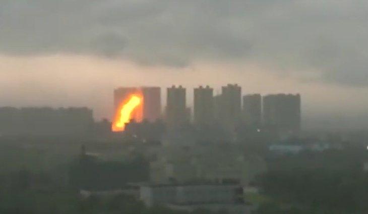 Çin'de, gökdelene yıldırım düştü