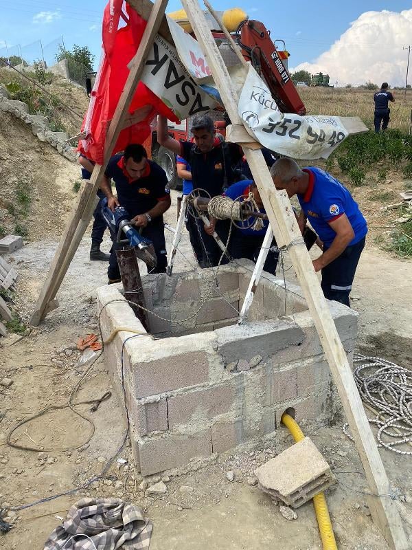 Adana'da su kuyusunda hayatını kaybeden 4 kişi defnedildi