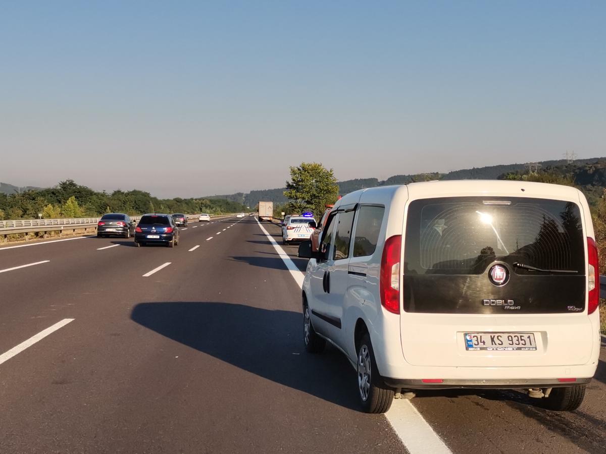 TEM'de hafif ticari araç ile tır çarpıştı: 3 yaralı