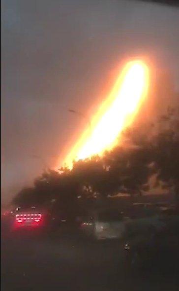 Çin'de, gökdelene yıldırım düştü