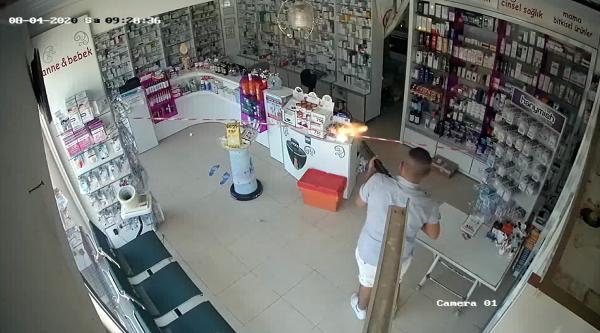 Antalya'da, eczaneye pompalı tüfekle saldırdı