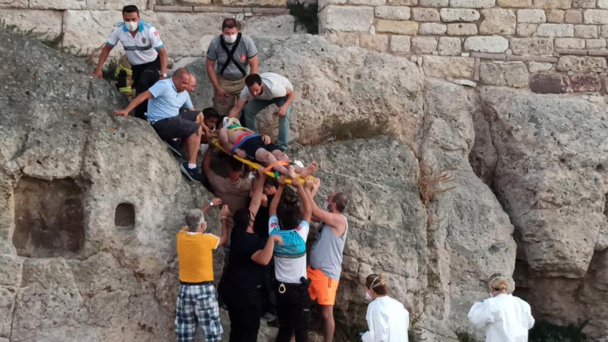 Bayrak uğruna Foça Kalesi'ne tırmandı, mahsur kaldı